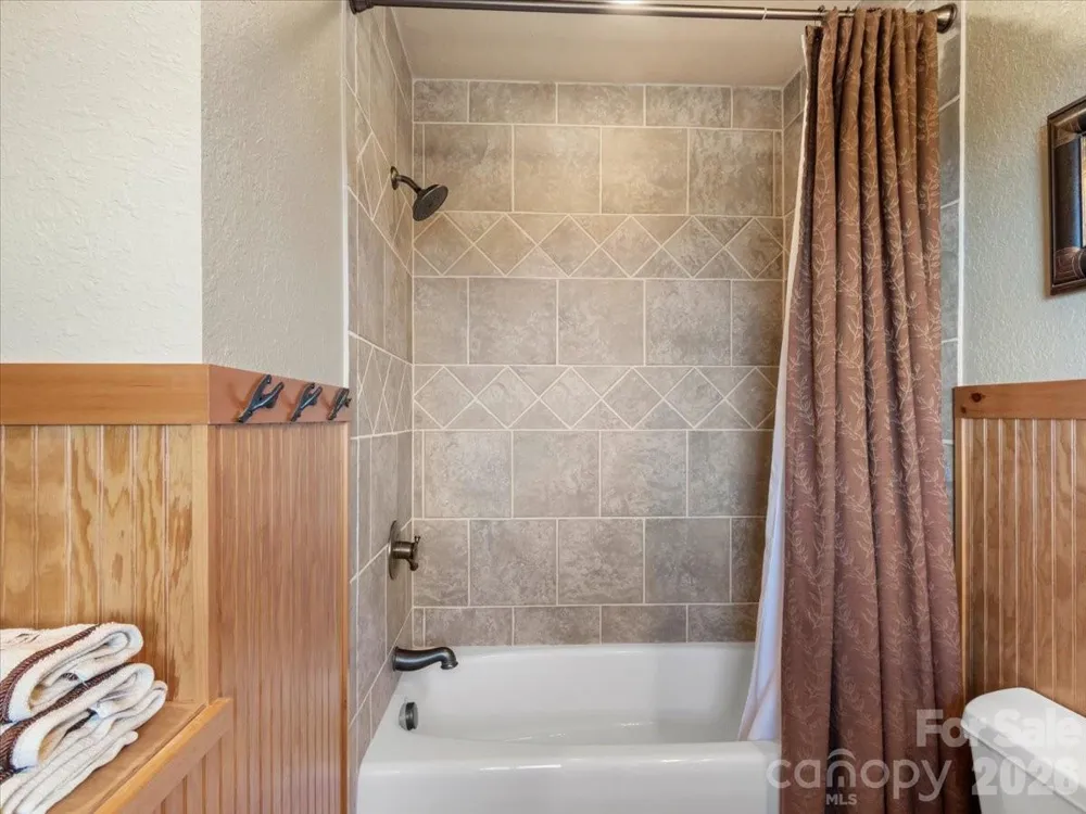 373 Rhododendron Lane Burnsville, NC 28714