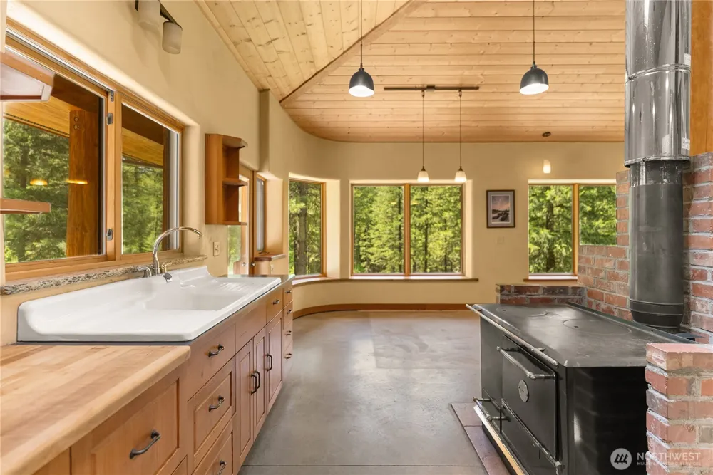 12 Tuckaway Road Twisp, WA 98856