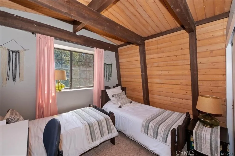 756 Cedar Sugarloaf, CA 92386