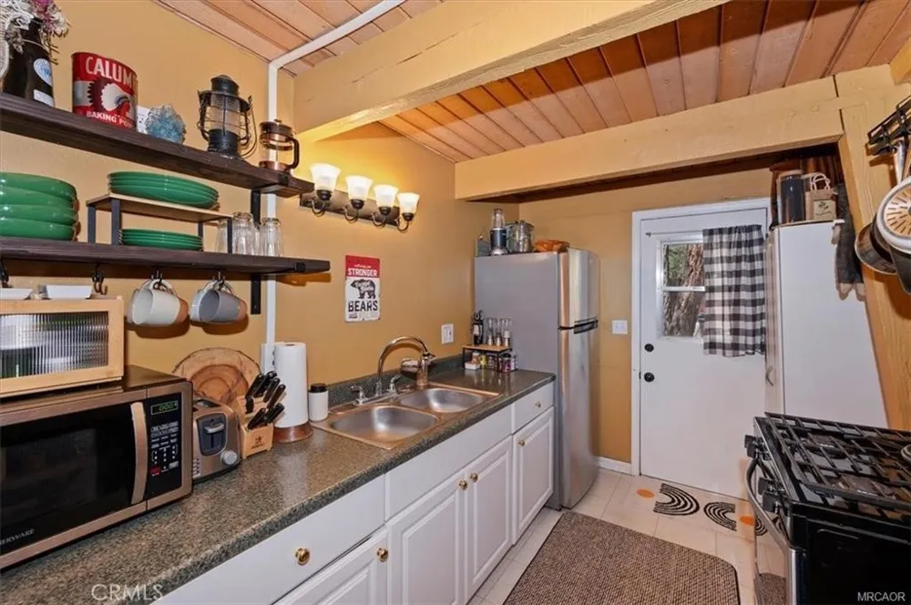 756 Cedar Sugarloaf, CA 92386