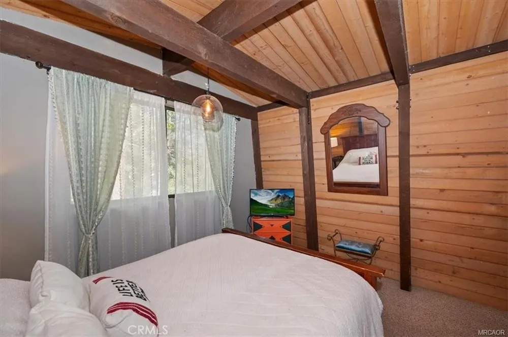 756 Cedar Sugarloaf, CA 92386