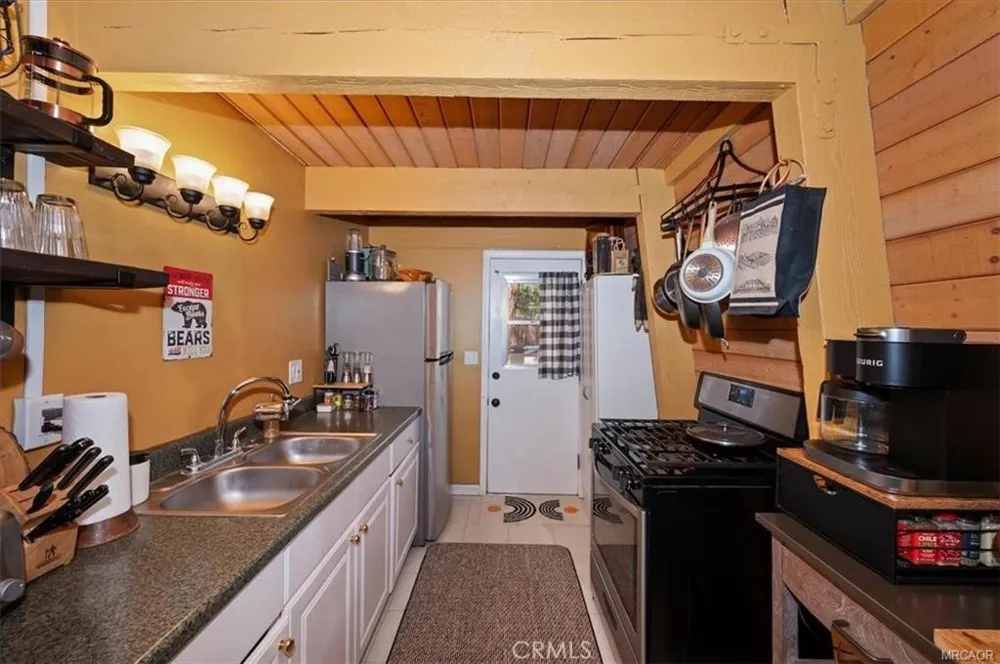 756 Cedar Sugarloaf, CA 92386