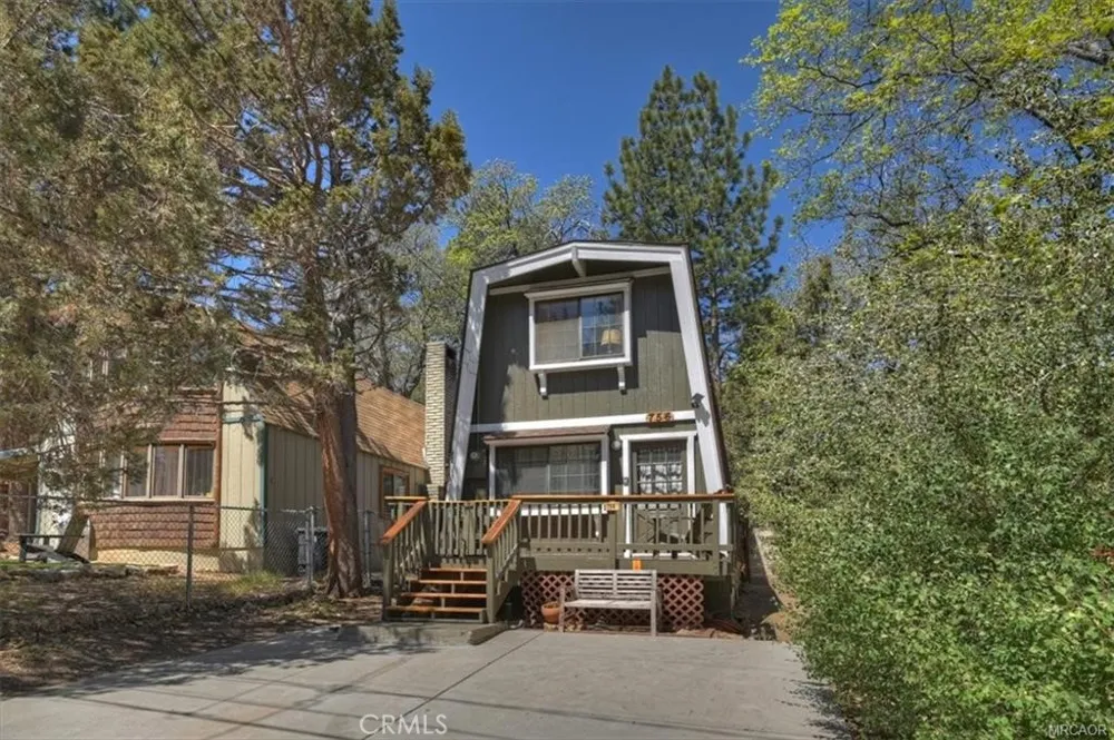756 Cedar Sugarloaf, CA 92386