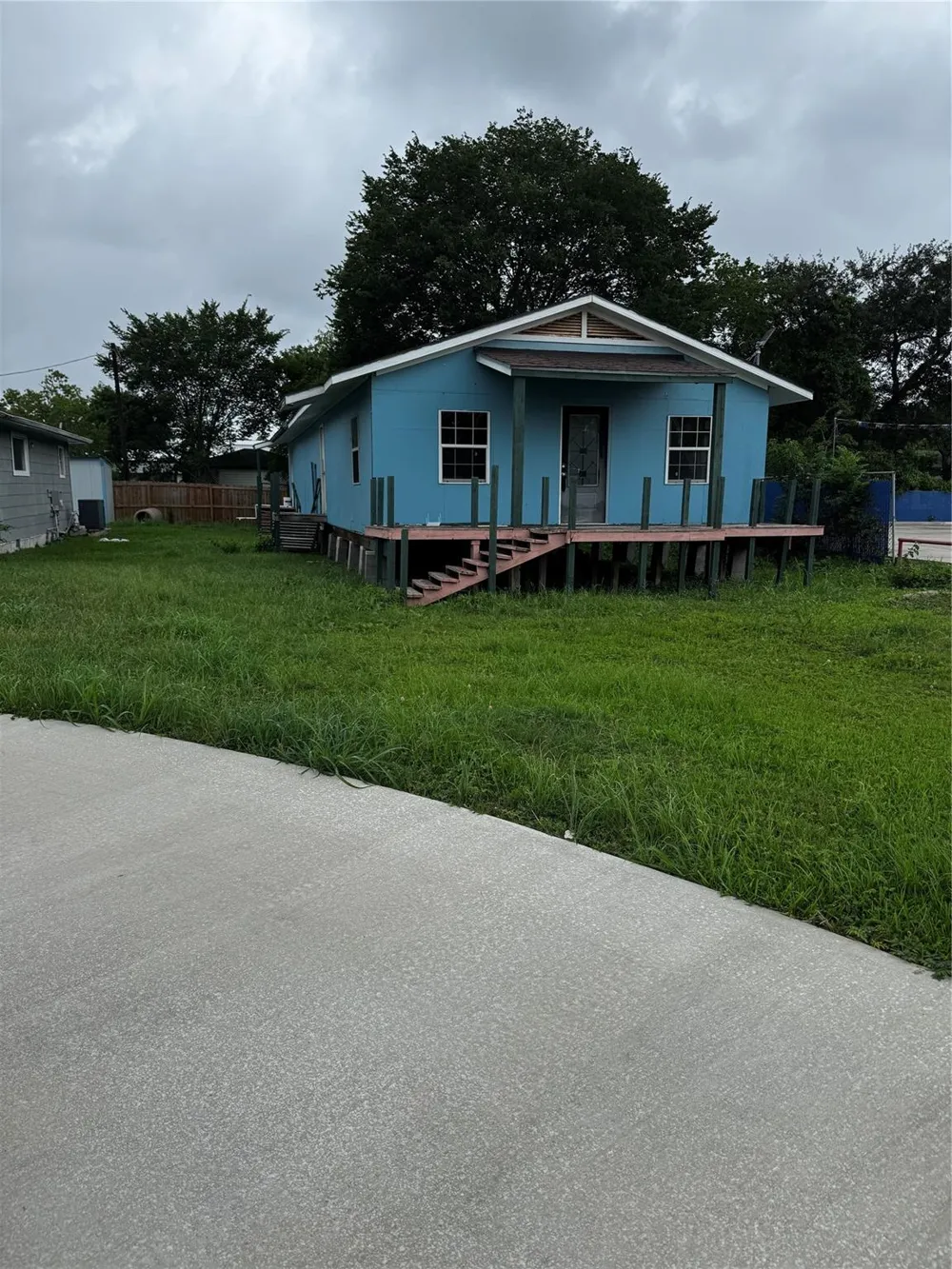 522 Grand Avenue Bacliff, TX 77518