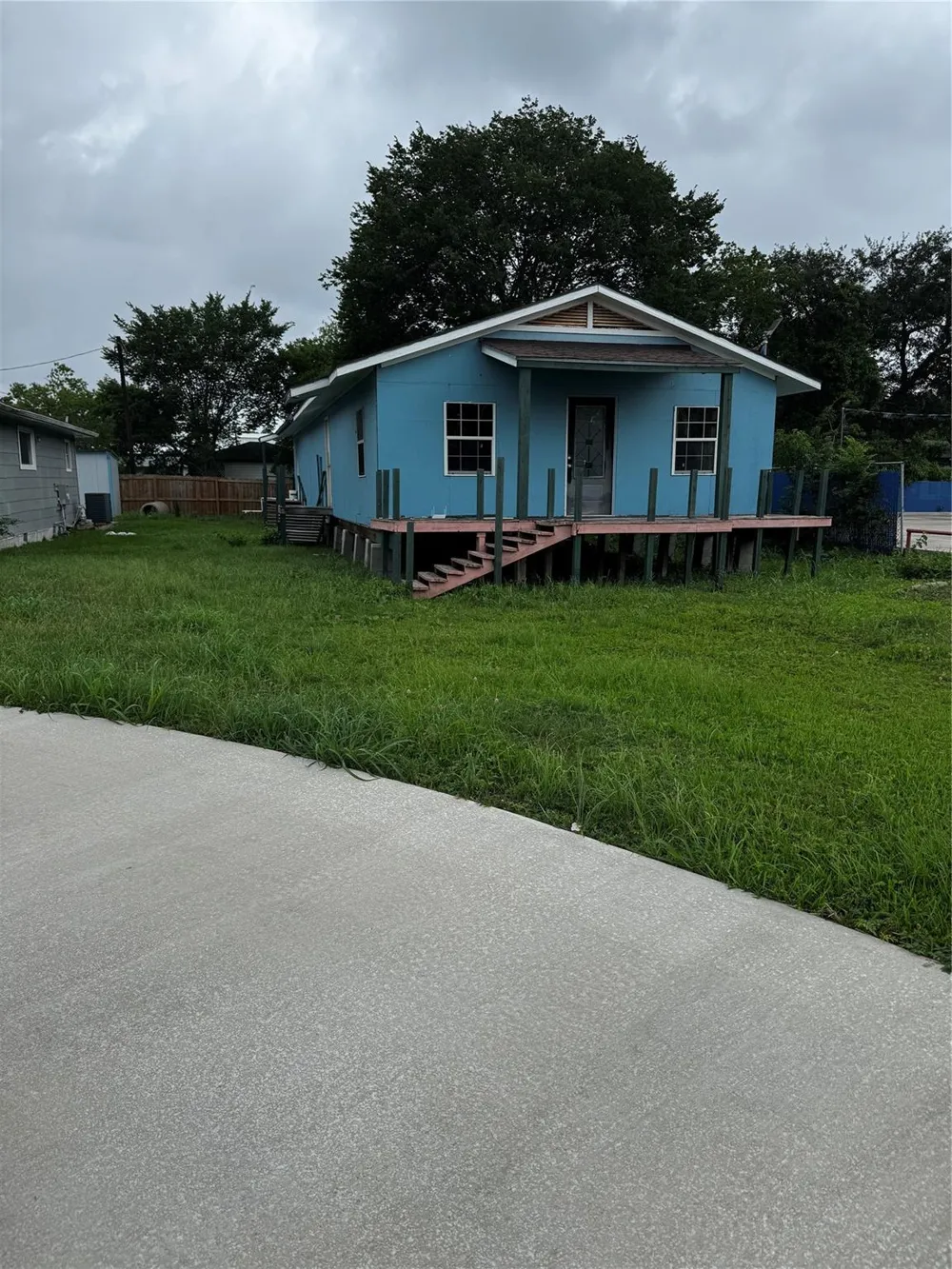 522 Grand Avenue Bacliff, TX 77518