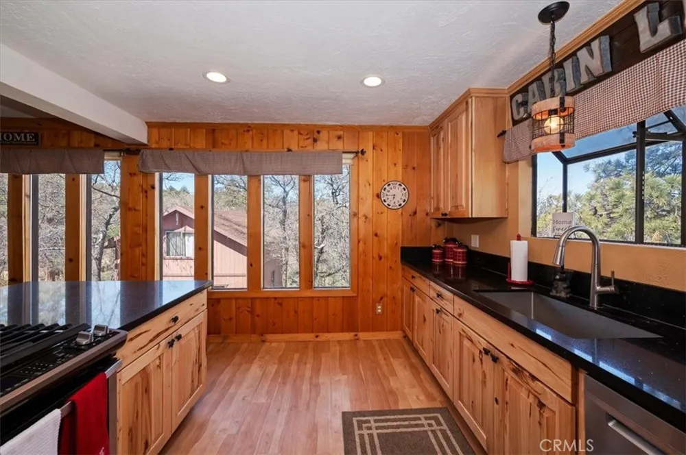 796 Orange Sugarloaf, CA 92386