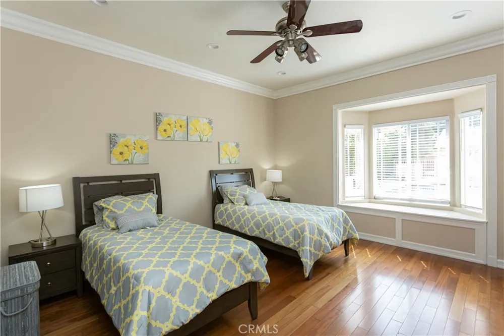 5449 Woodman Avenue Sherman Oaks, CA 91401