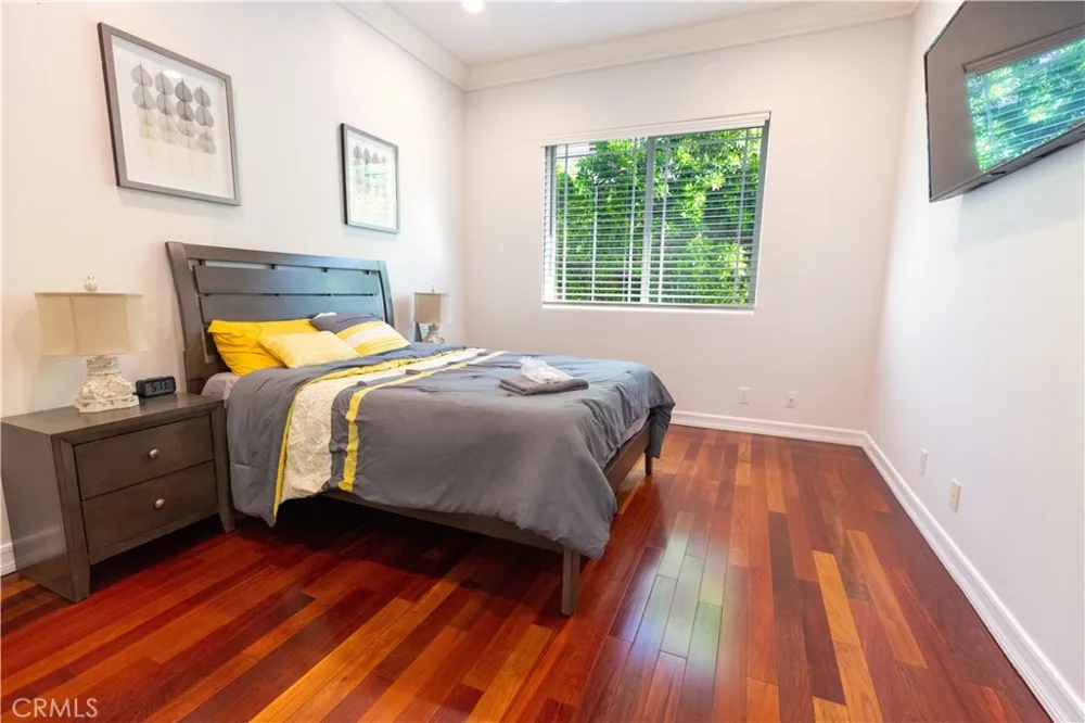 5449 Woodman Avenue Sherman Oaks, CA 91401