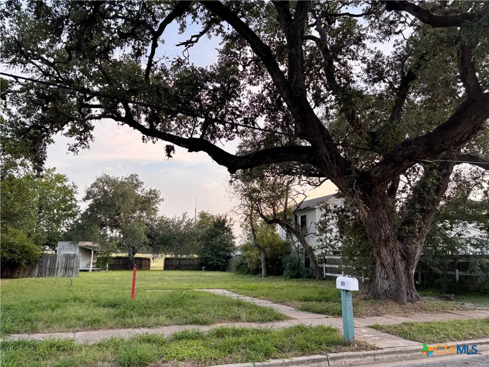 609 E Main Street Cuero, TX 77954