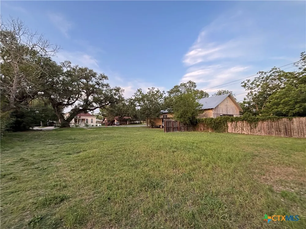 609 E Main Street Cuero, TX 77954