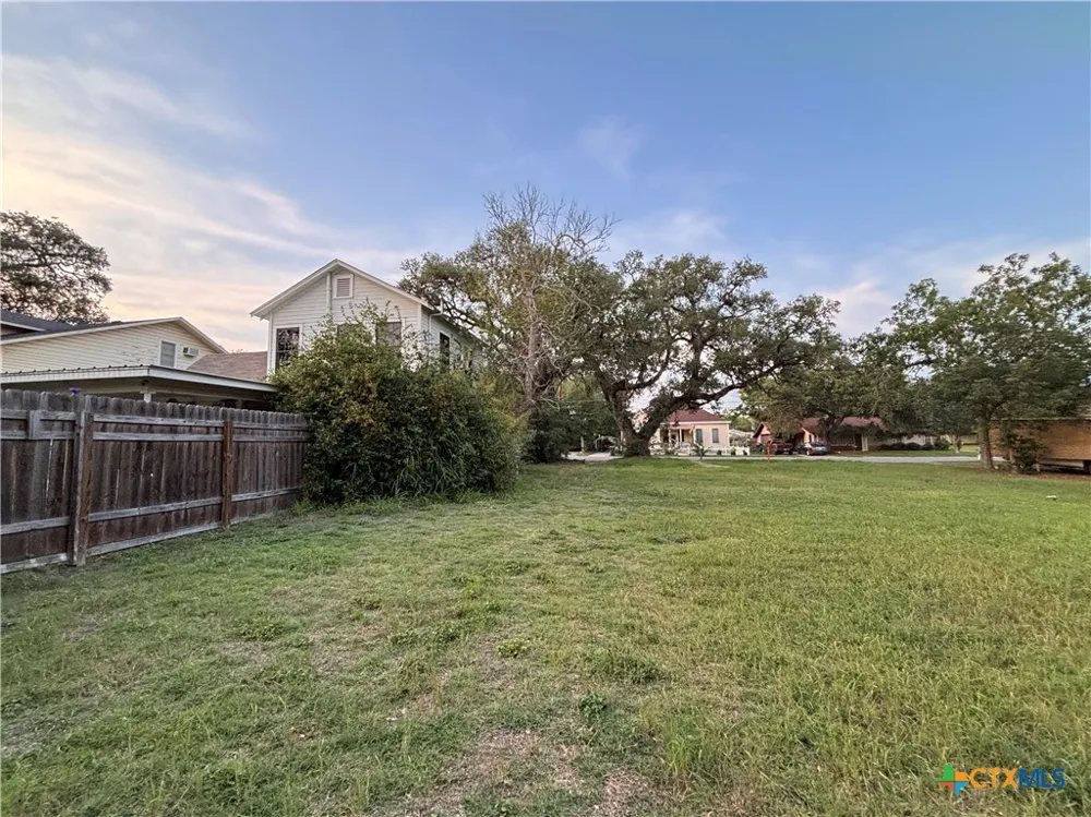 609 E Main Street Cuero, TX 77954