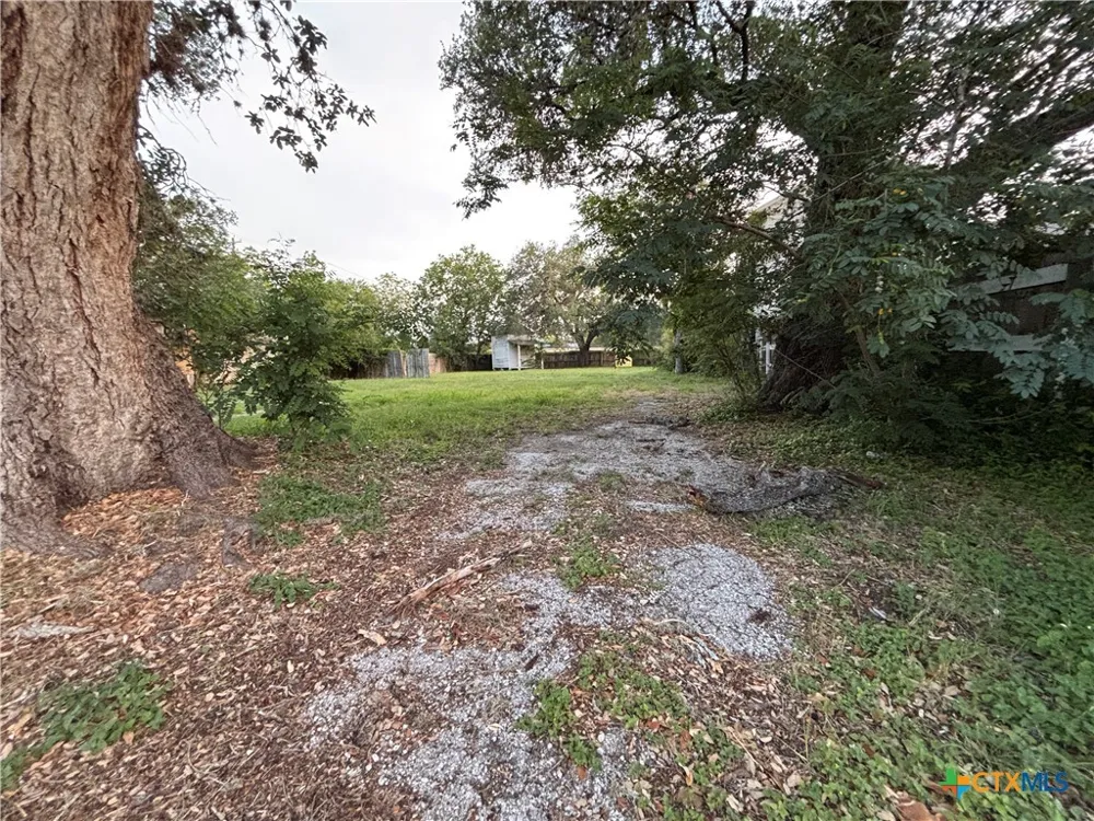 609 E Main Street Cuero, TX 77954