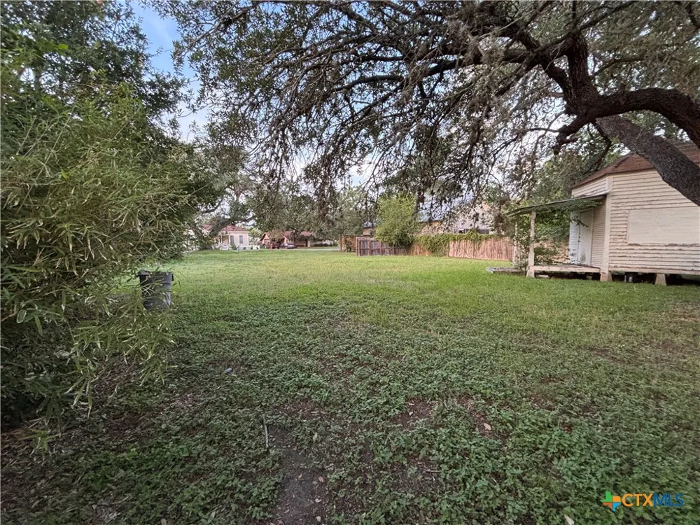 609 E Main Street Cuero, TX 77954