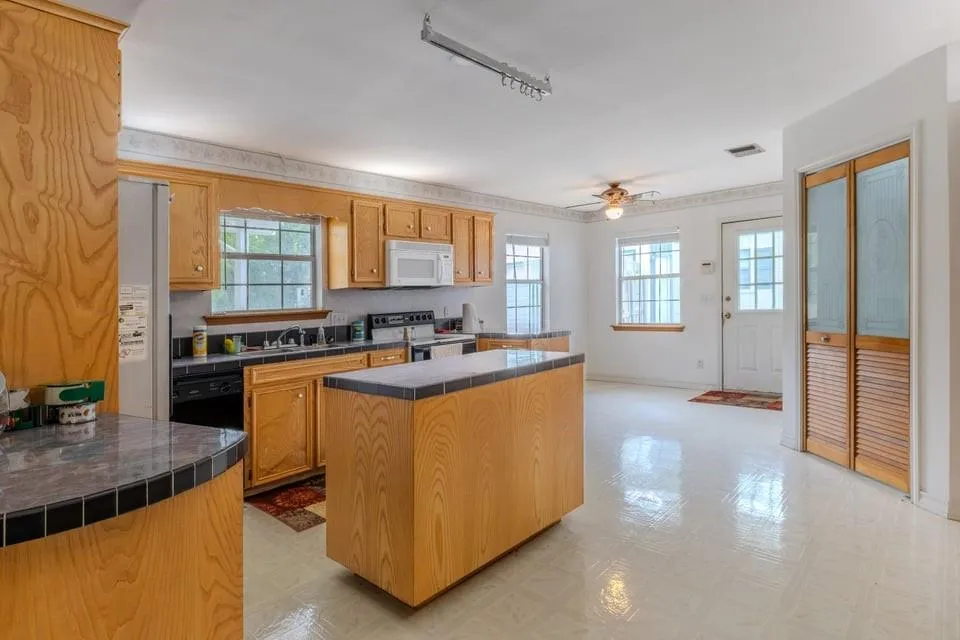 483 Riverside Drive Palacios, TX 77465