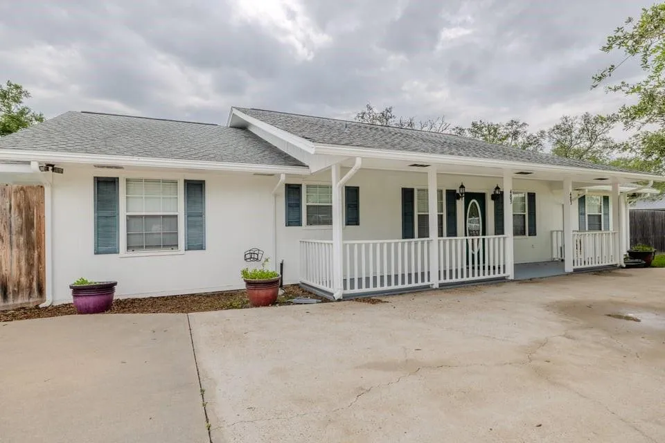 483 Riverside Drive Palacios, TX 77465