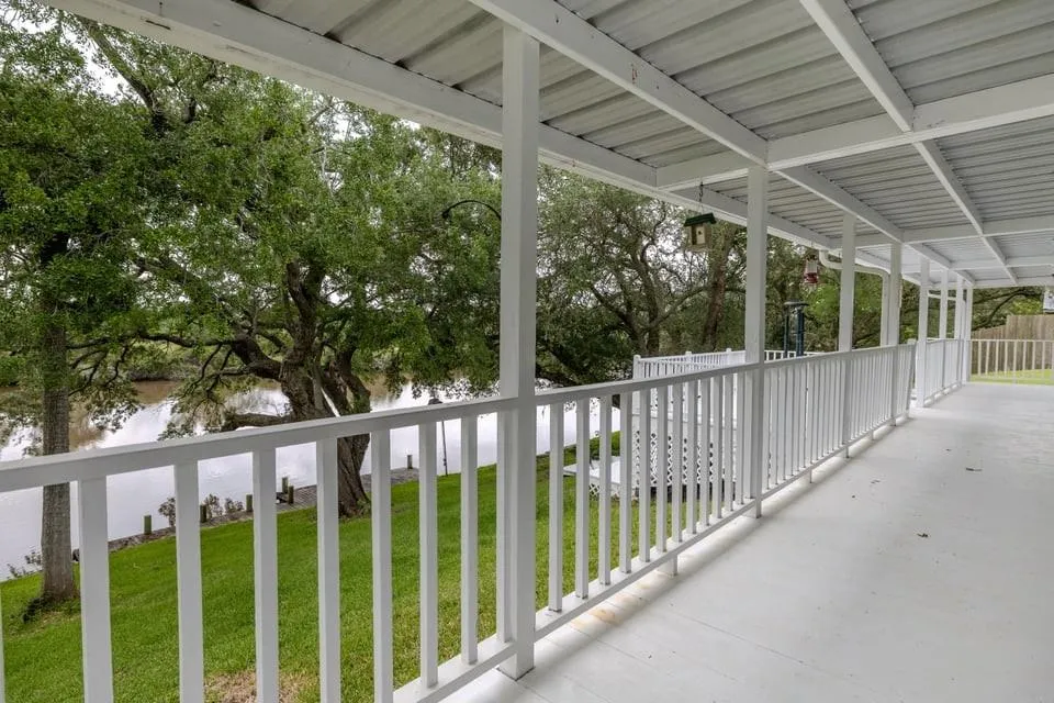 483 Riverside Drive Palacios, TX 77465