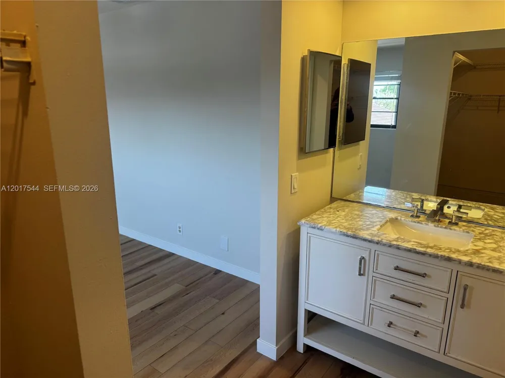 6532 NW 170th Ter Hialeah, FL 33015