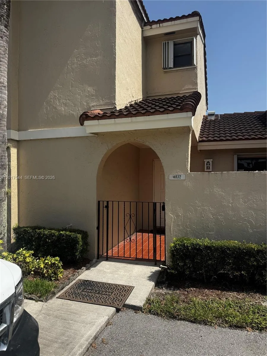 6532 NW 170th Ter Hialeah, FL 33015