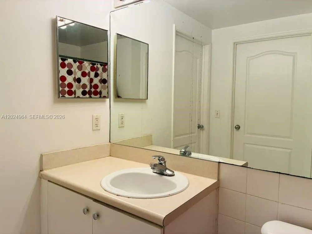 5085 NW 7th St #909 Miami, FL 33126