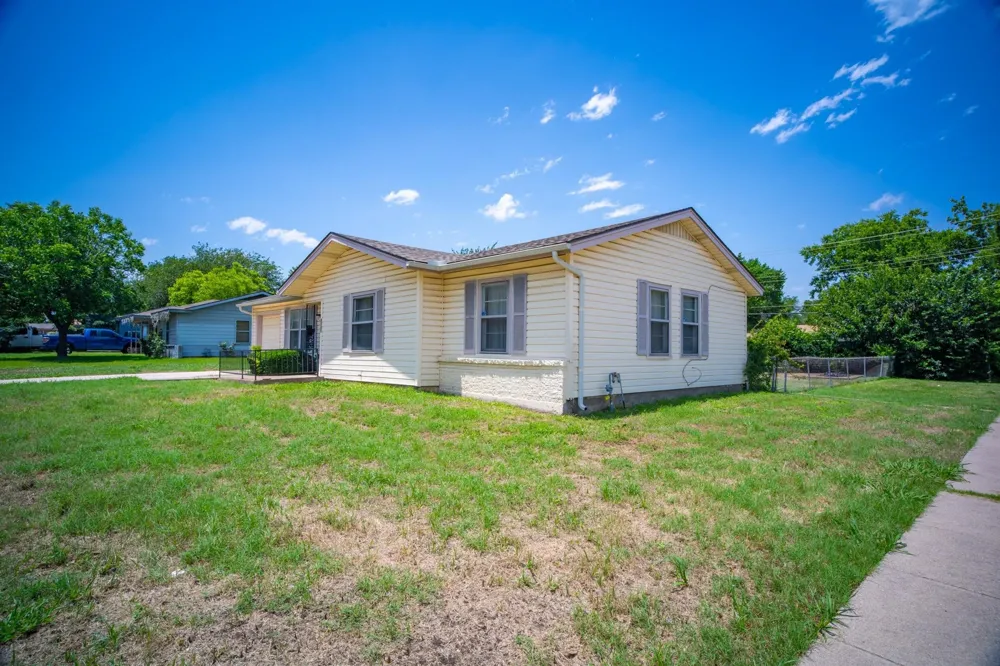 5245 Ira Street Haltom City, TX 76117