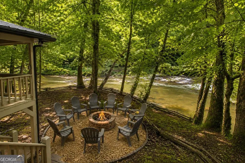 88 Pauls LN Ellijay, GA 30536