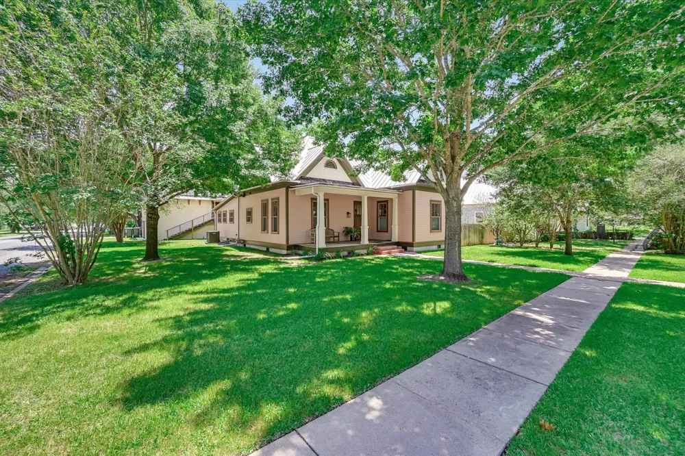 506 Gresham Street Smithville, TX 78957
