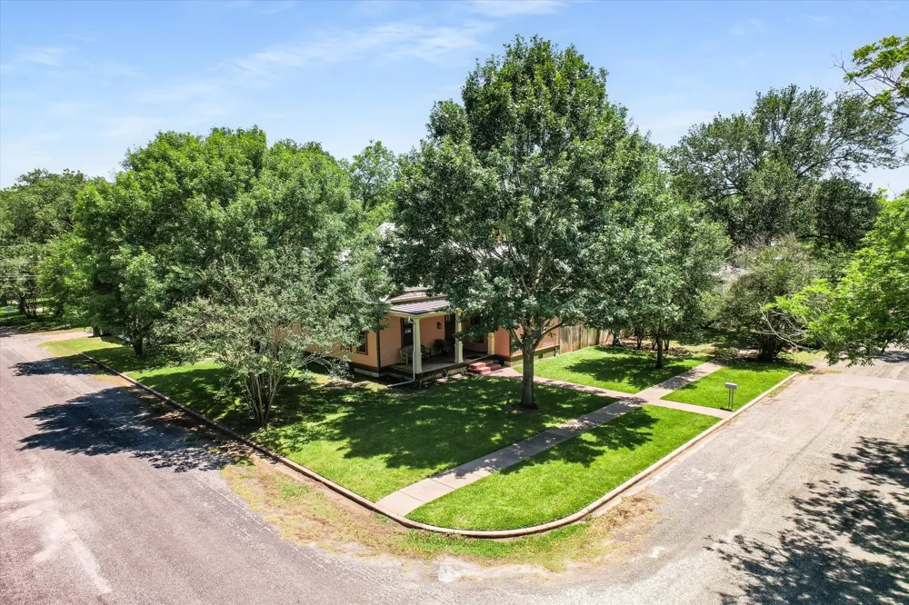 506 Gresham Street Smithville, TX 78957