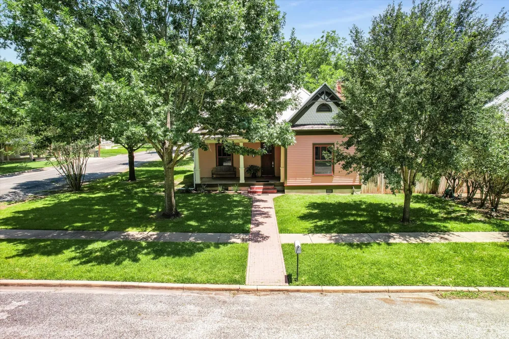 506 Gresham Street Smithville, TX 78957