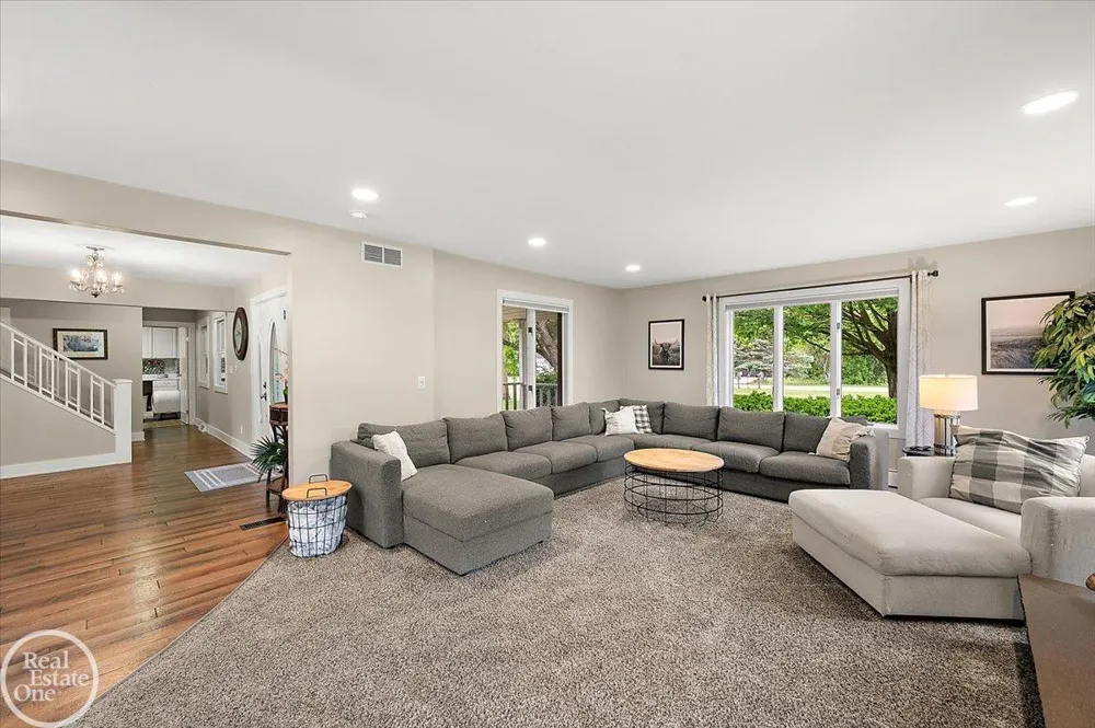 88 Aspinwall Drive Troy City, MI 48098
