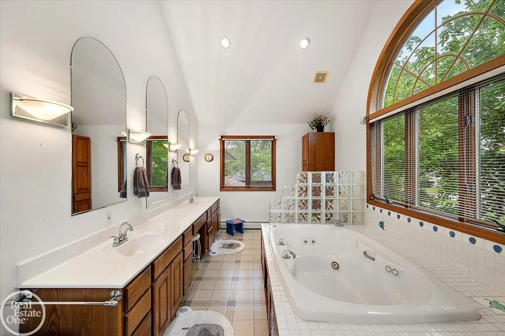 88 Aspinwall Drive Troy City, MI 48098