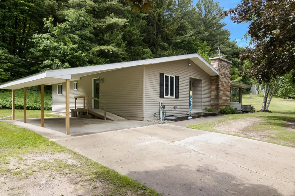 1551 Macksey Road Suttons Bay Township, MI 49682