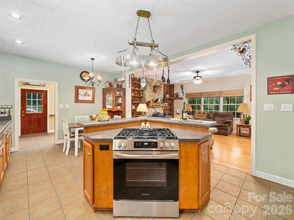 2216 Beans Creek Road Bakersville, NC 28705