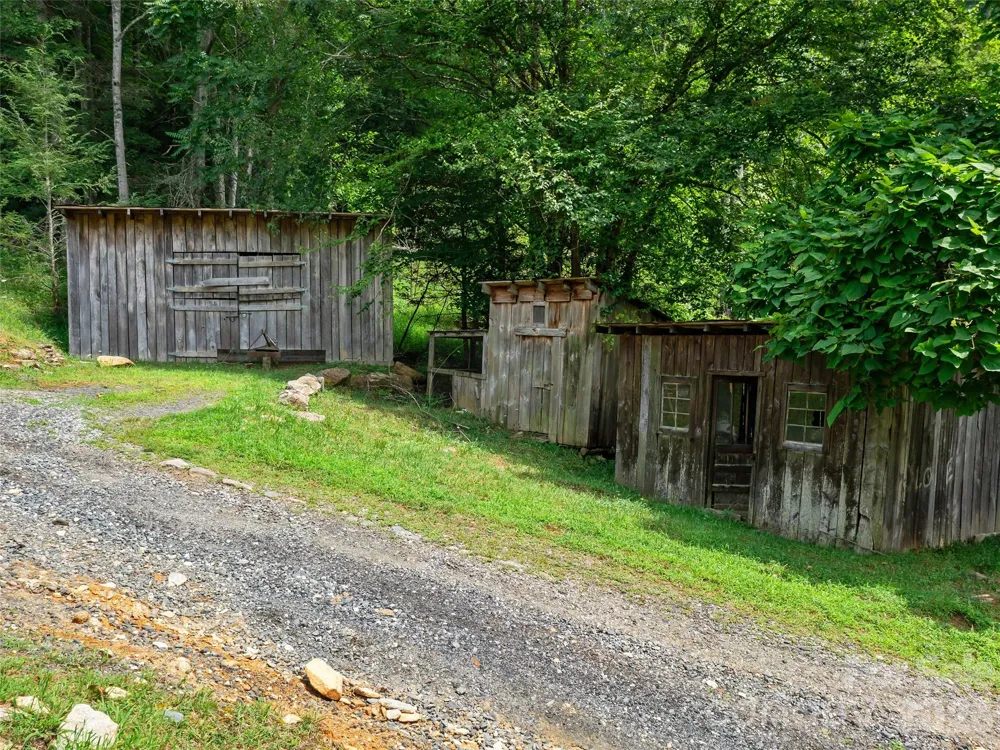 2216 Beans Creek Road Bakersville, NC 28705