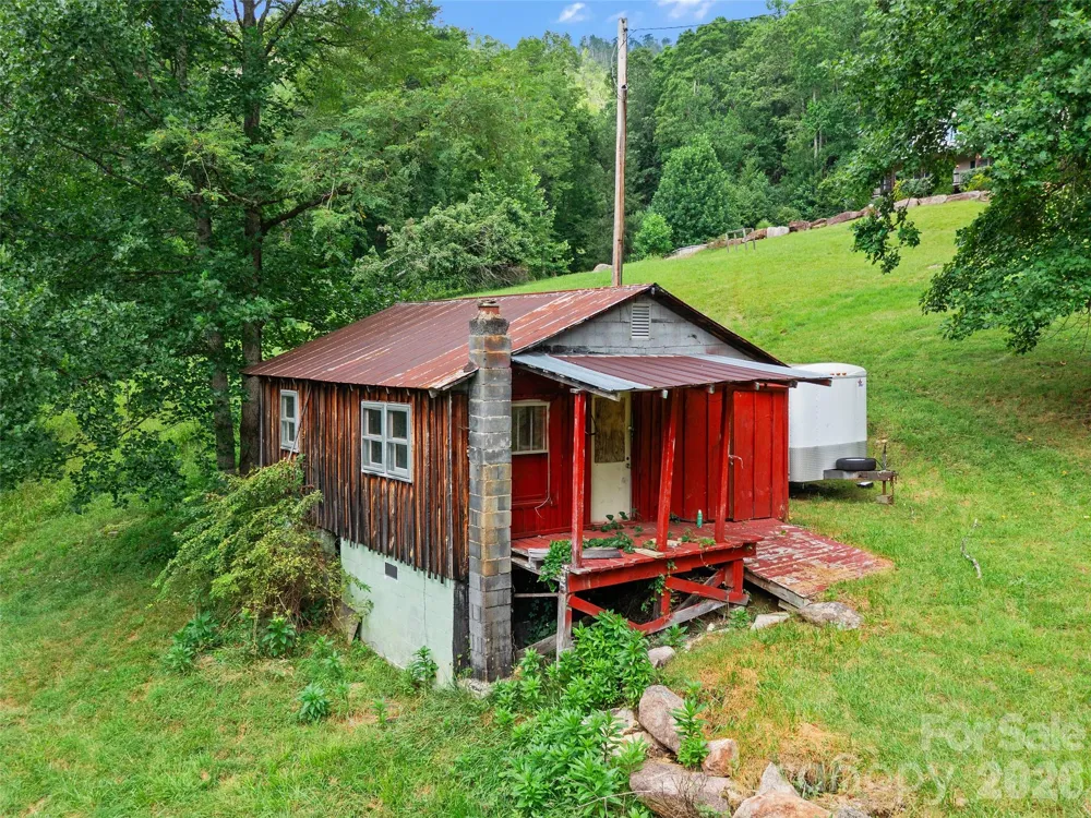 2216 Beans Creek Road Bakersville, NC 28705