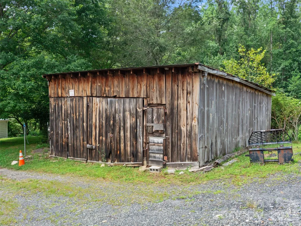 2216 Beans Creek Road Bakersville, NC 28705