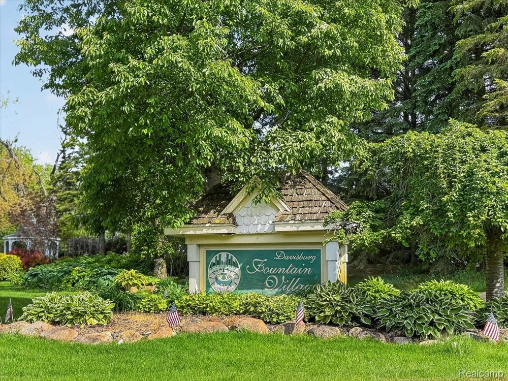 7457 Village Court Springfield Charter Township, MI 48350