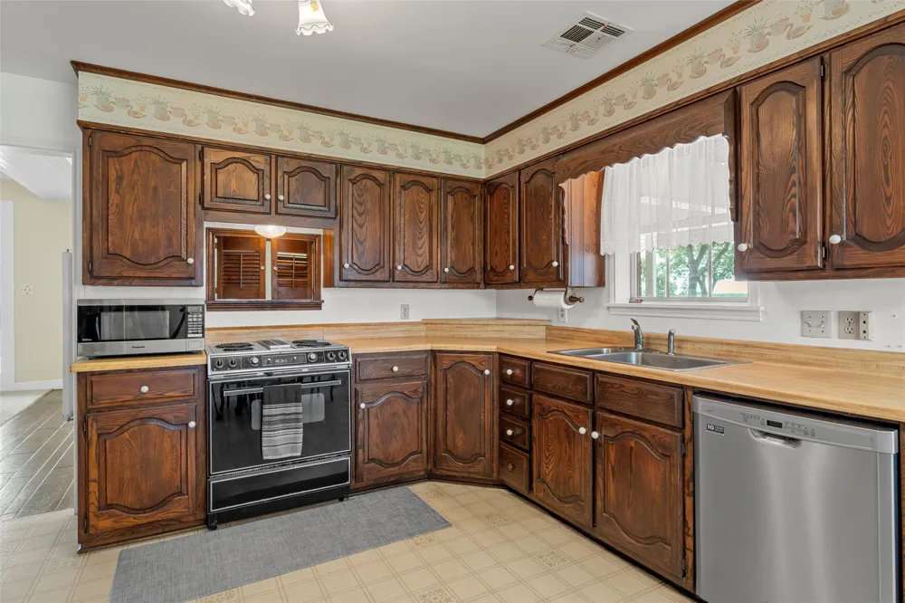 803 S Stallworth Rosebud, TX 76570