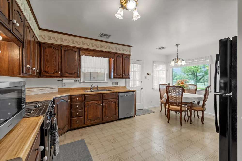 803 S Stallworth Rosebud, TX 76570