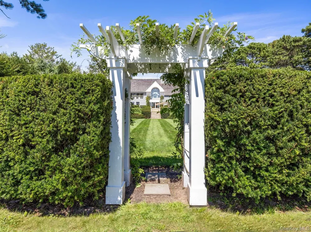 20 Hillside Road Southampton, NY 11968