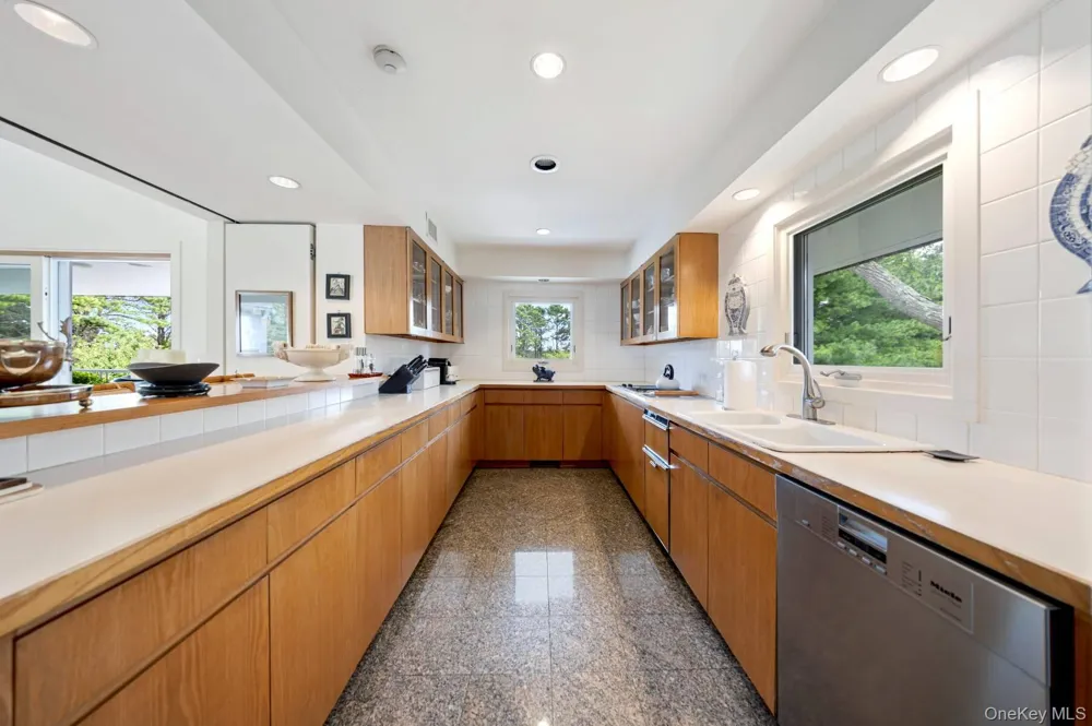 20 Hillside Road Southampton, NY 11968