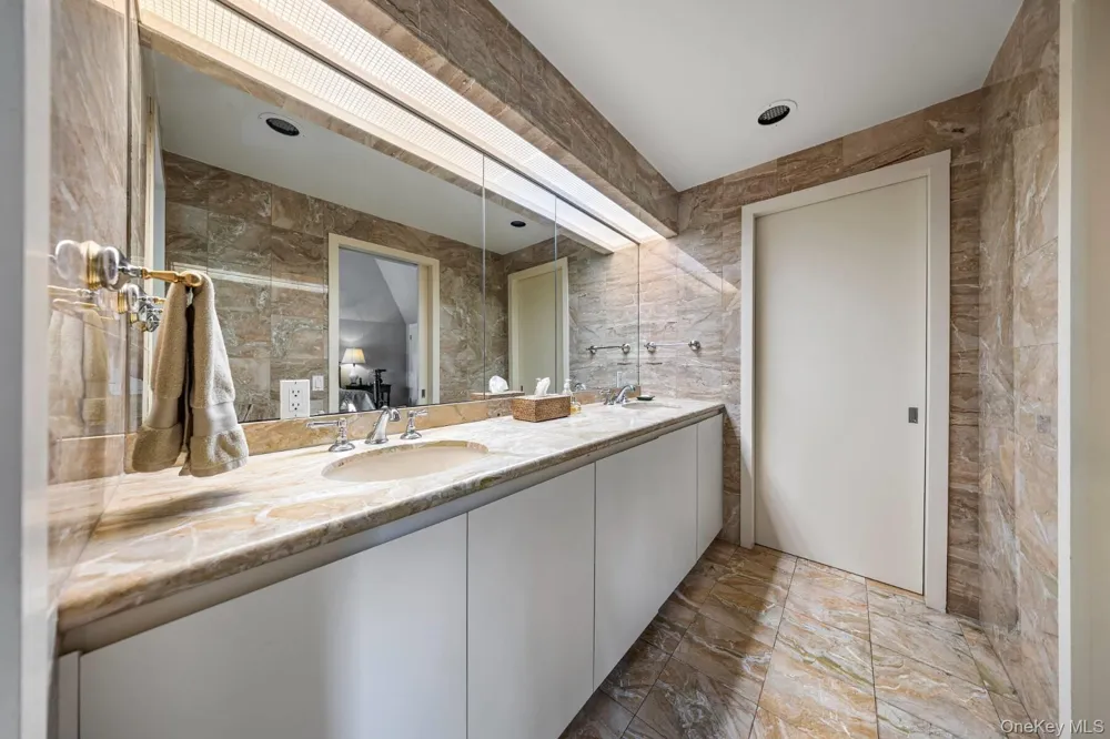 20 Hillside Road Southampton, NY 11968