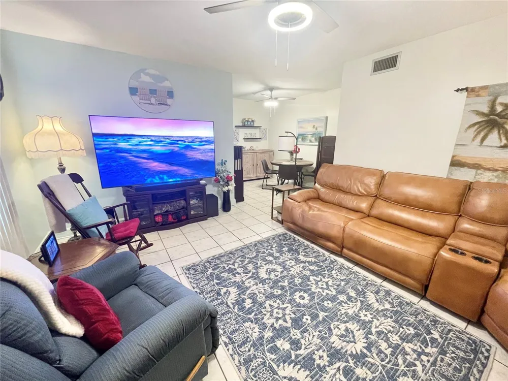 1600 W LAKE PARKER DRIVE #B4 Lakeland, FL 33805