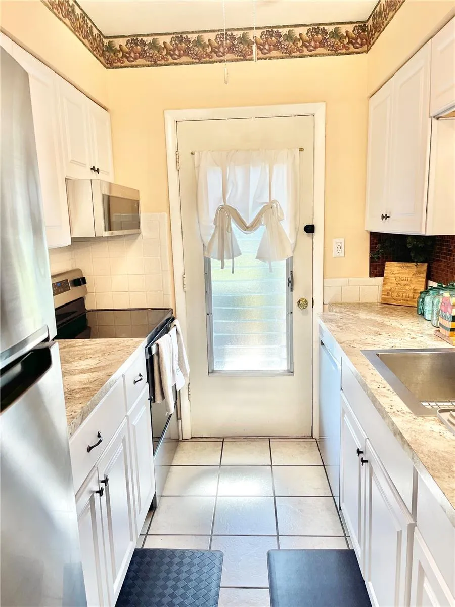 1600 W LAKE PARKER DRIVE #B4 Lakeland, FL 33805
