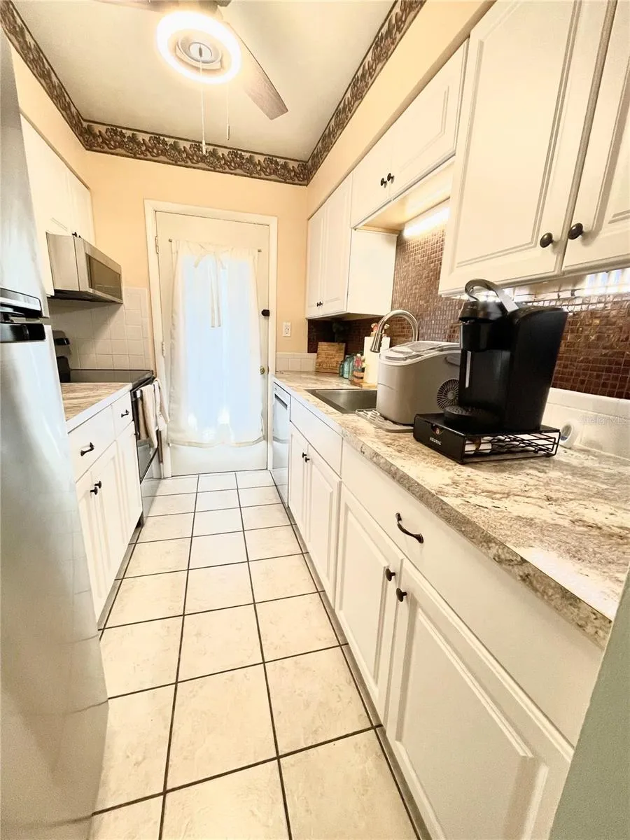 1600 W LAKE PARKER DRIVE #B4 Lakeland, FL 33805