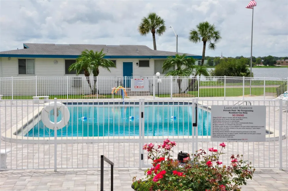 1600 W LAKE PARKER DRIVE #B4 Lakeland, FL 33805