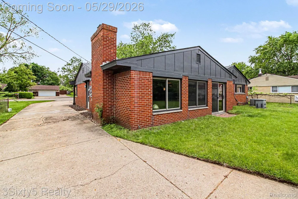 2198 Saint Joseph Street West Bloomfield Charter Township, MI 48324