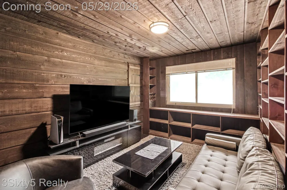 2198 Saint Joseph Street West Bloomfield Charter Township, MI 48324