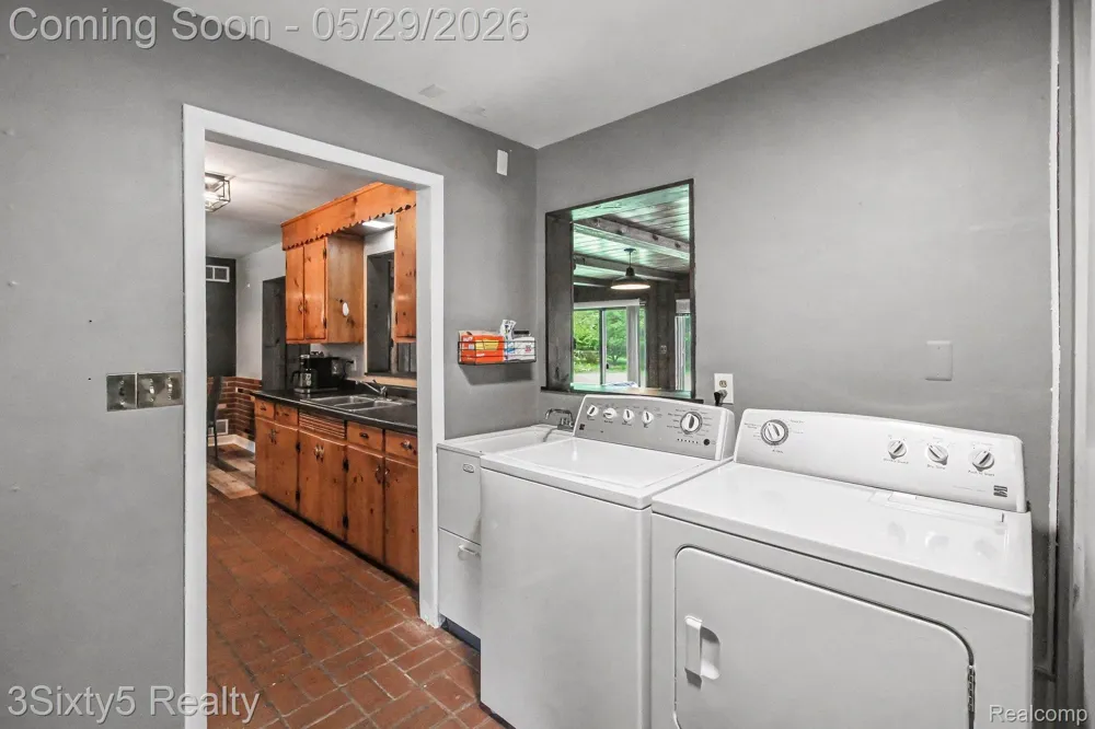 2198 Saint Joseph Street West Bloomfield Charter Township, MI 48324