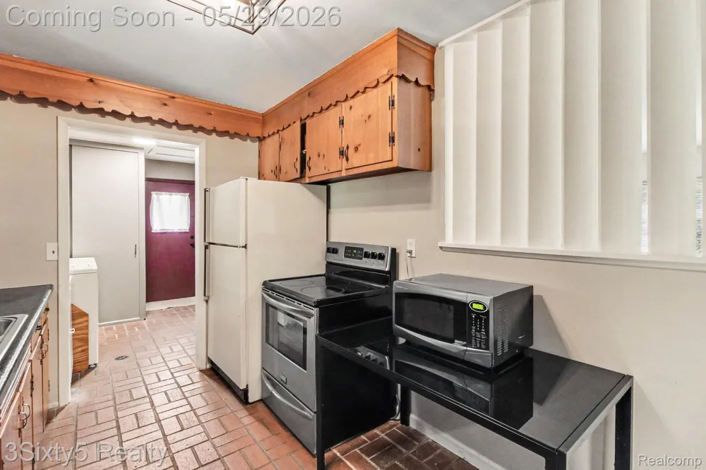 2198 Saint Joseph Street West Bloomfield Charter Township, MI 48324