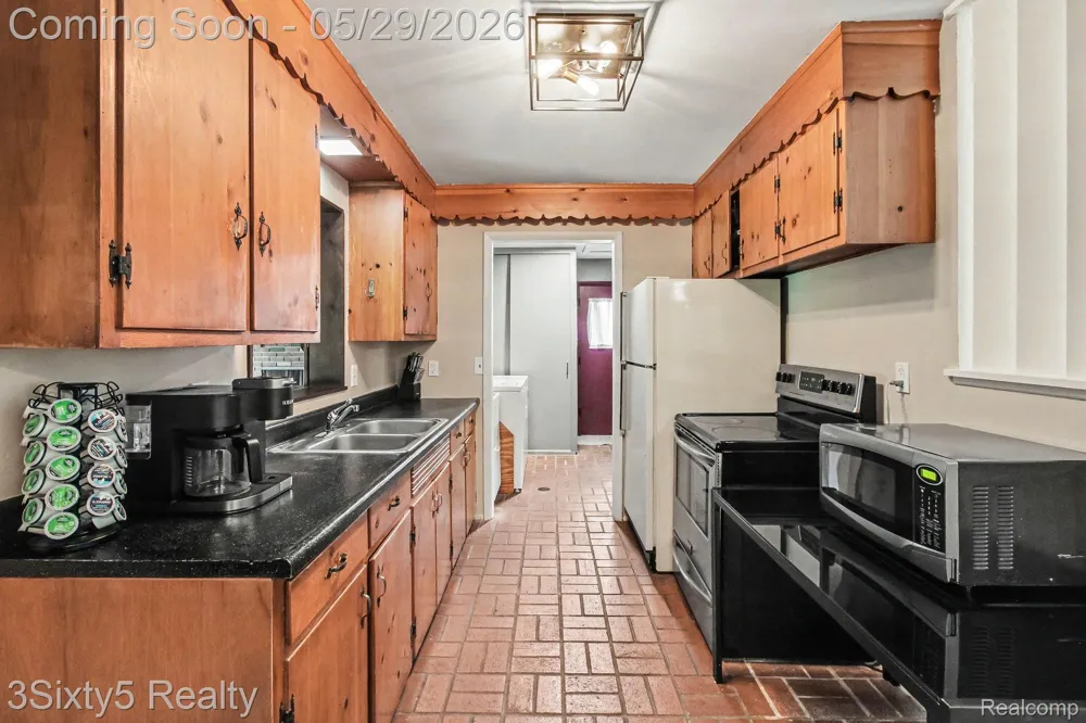 2198 Saint Joseph Street West Bloomfield Charter Township, MI 48324